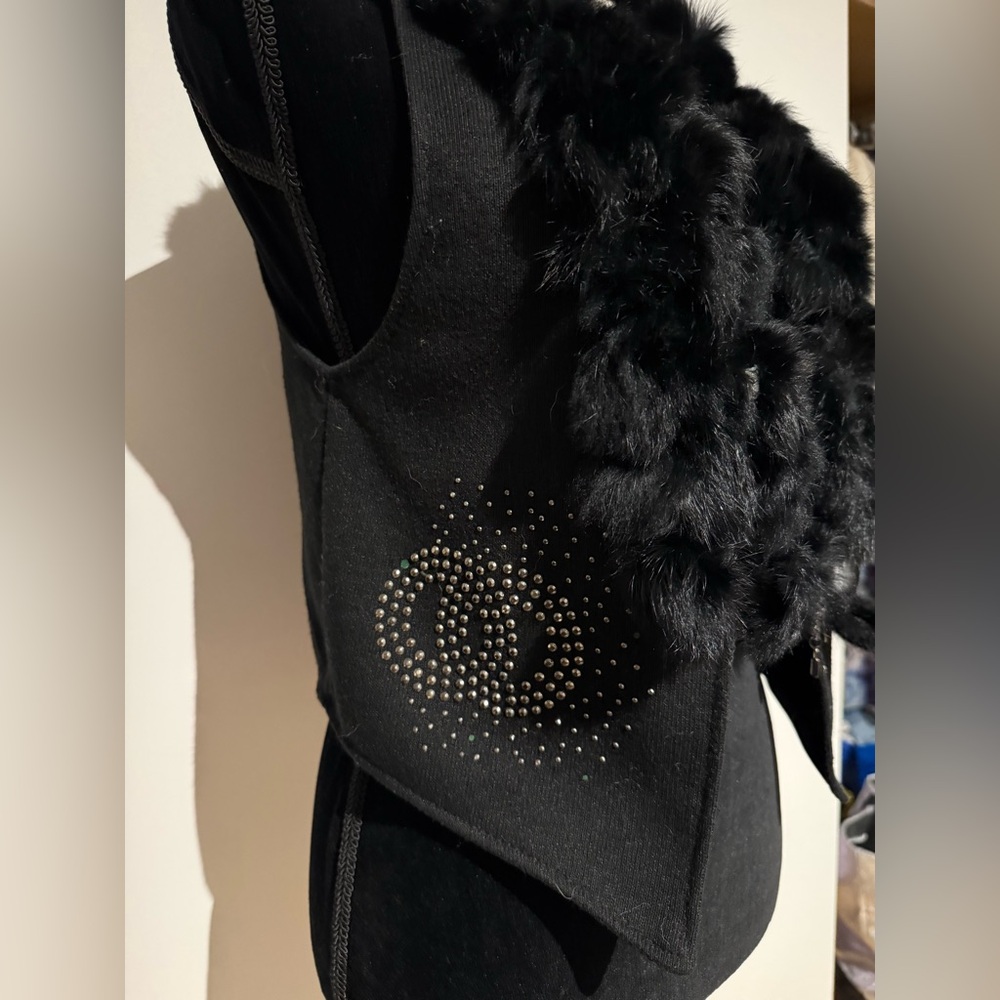 Elegant Black Fur Vest - Picture 2 of 7